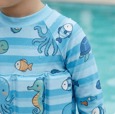 Criança usando o Colete Segurança Total na piscina