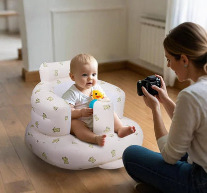 Mãe fotografando o bebê no assento inflável